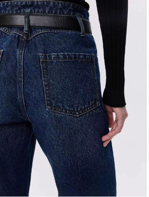 Celana jeans dengan pinggang tinggi dan kaki lurus.