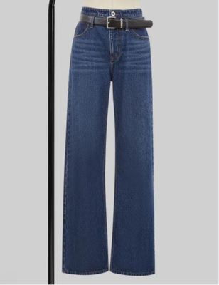 Celana jeans dengan pinggang tinggi dan kaki lurus.