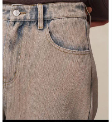 Celana jeans dengan pinggang tinggi dengan kaki lurus