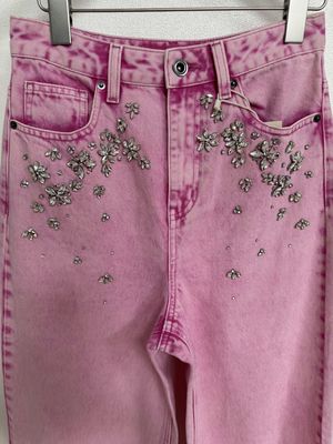 Jeans Denim Warna Pink Untuk Efek Perpanjang Kaki