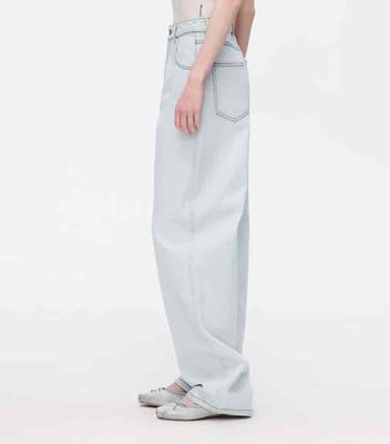 Banana Cut Curved Desain Menyenangkan Jeans Selaras Kaki Berbagai Jenis Tubuh