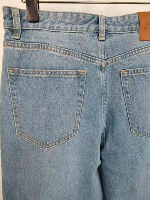 Bintang seperti stud di kaki Denim Bottom untuk tampilan yang unik, menonjol