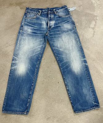 Light Wash Finish Denim Bottom dengan Subtle Fading dan Whispering untuk tampilan klasik