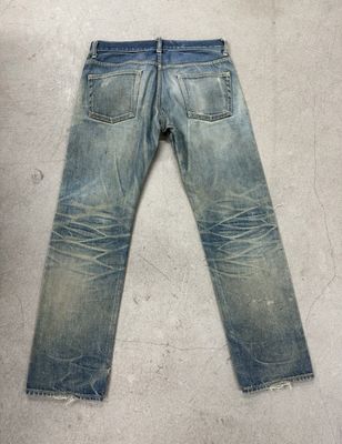 Jeans Cuci Ringan Dengan Kemerahan Berat Dan Kumis Untuk Penampilan Vintage yang Rugged