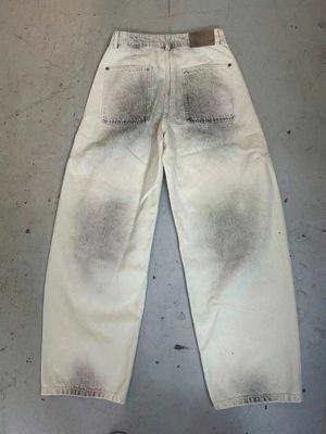 Bagian Bawah Denim dengan Pinggang Tinggi Untuk Silhouette Yang Menyenangkan