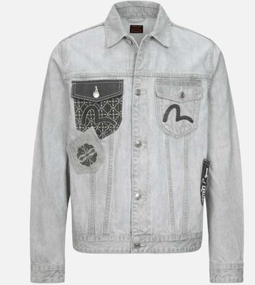 Jaket Denim Berwarna Abu-abu Cerah Untuk Penampilan Modern Dan Serbaguna