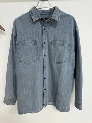 Kaos denim vintage dengan pola jacquard yang stylish