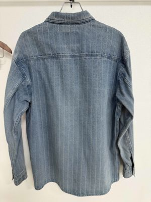 Kaos denim vintage dengan pola jacquard yang stylish
