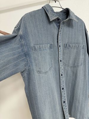 Kaos denim vintage dengan pola jacquard yang stylish