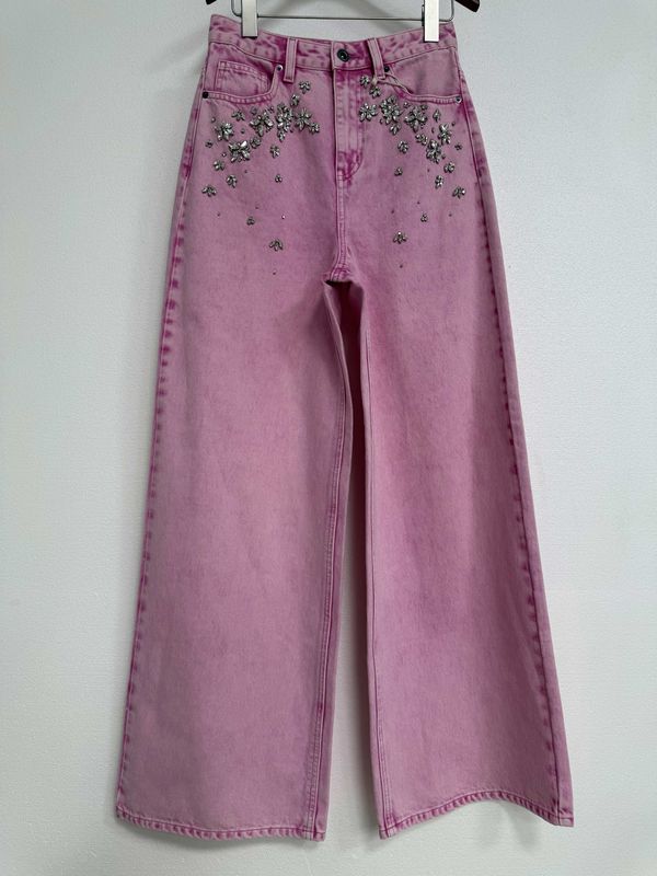 Jeans Denim Warna Pink Untuk Efek Perpanjang Kaki