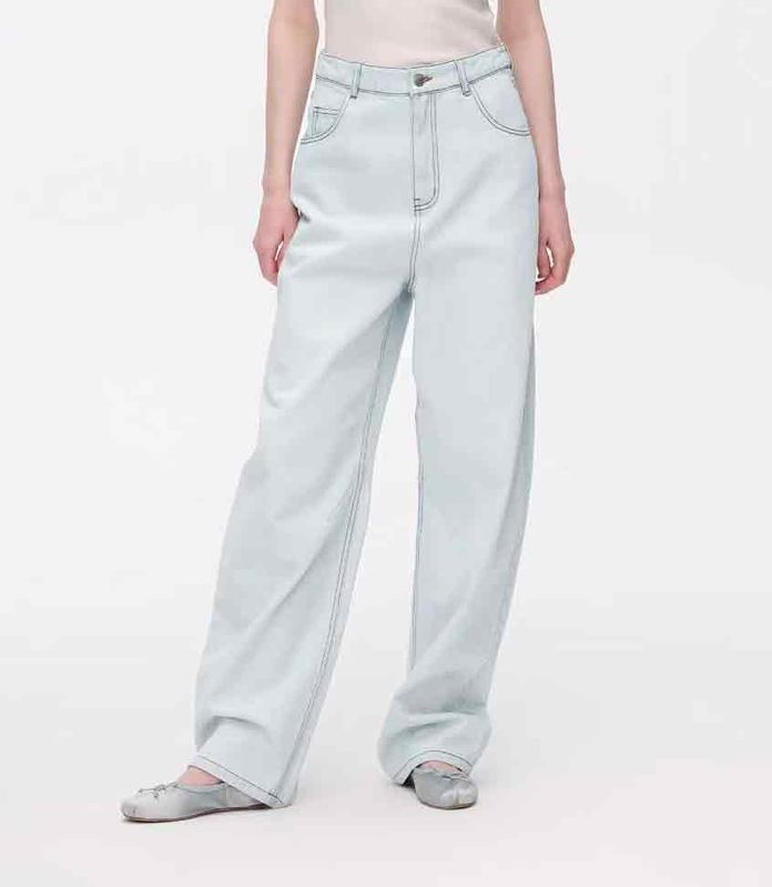 Banana Cut Curved Desain Menyenangkan Jeans Selaras Kaki Berbagai Jenis Tubuh