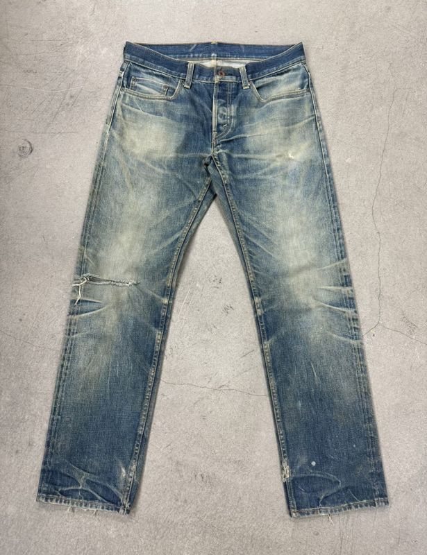 Jeans Cuci Ringan Dengan Kemerahan Berat Dan Kumis Untuk Penampilan Vintage yang Rugged